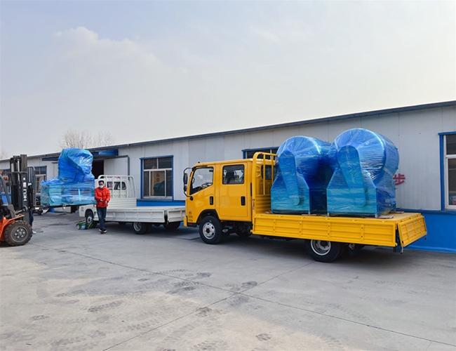 河南商丘牛肉加工廠訂購1200L滾揉機2臺，搭配液壓上料器發貨